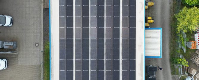 Luftaufnahme der PV-Anlage auf dem Betriebsgebäude von HesseDruck