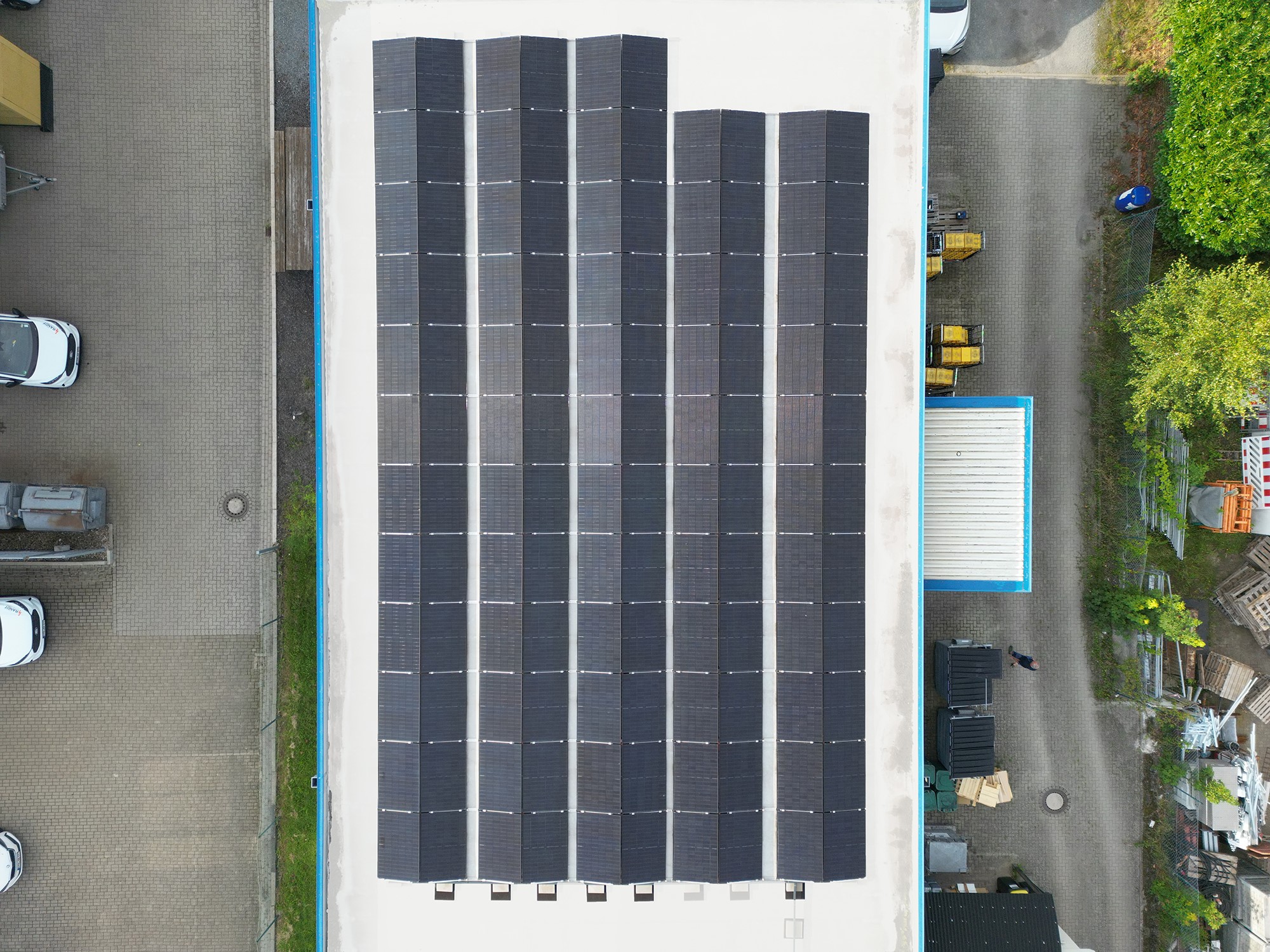 Luftaufnahme der PV-Anlage auf dem Betriebsgebäude von HesseDruck